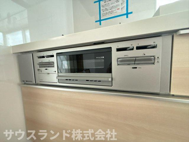 八王子市横川町のキッチン|お魚やお肉を美味しく焼き上げるグリルを備えたシステムキッチンです！お料理のレパートリーが広がり、毎日の食卓がさらに豊かになります。お手入れもしやすく、いつでも清潔な状態で楽しくお料理ができます☆