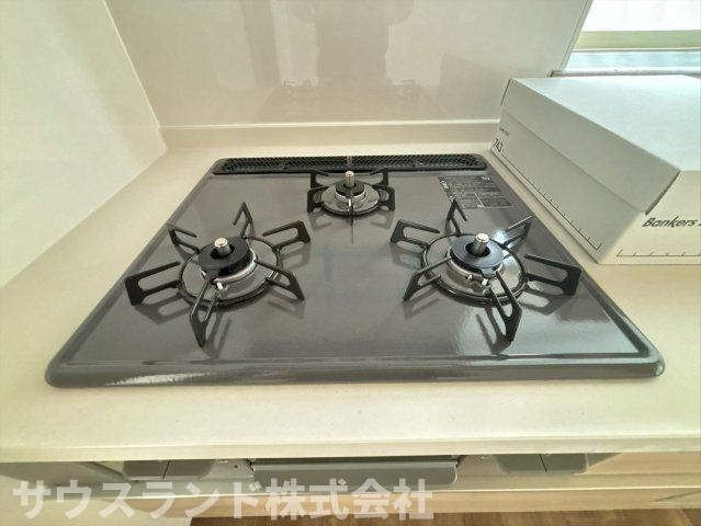 八王子市横川町のキッチン|３口コンロでお料理の同時進行が可能なキッチンです！忙しい朝のお弁当作りや夕飯の準備も効率よく行え、毎日の家事の時短に繋がります。フラットな天板でお掃除もサッと拭くだけで簡単。いつでも清潔に保てます♪