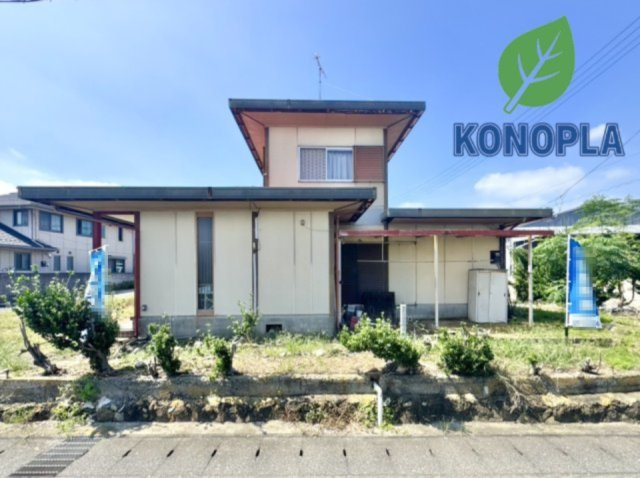 【中古戸建】足利市南大町の外観|■外観｜光をやさしく反射する外壁により、日中はより開放的で爽やかな印象となり、住まい全体を明るく見せてくれます♪
