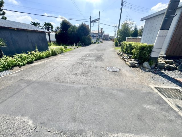【中古戸建】足利市南大町の前面道路含む現地写真|■外観｜周囲の見渡しが良く、車の出入りの際も安全確認がしやすいです♪