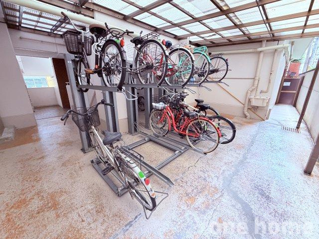 ネオハイツ第3新大阪の駐輪場|◆駐輪場は屋根付きで、自転車が雨風にさらされる心配がありません！
◆最新の空き状況など、詳細につきましてはお気軽にお問い合わせください！