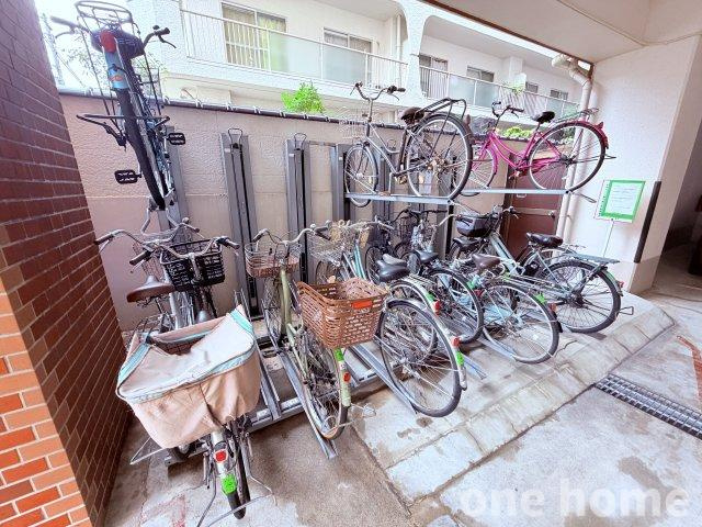 ネオハイツ第3新大阪の駐輪場|◆駐輪場は屋根付きで、自転車が雨風にさらされる心配がありません！
◆最新の空き状況など、詳細につきましてはお気軽にお問い合わせください！