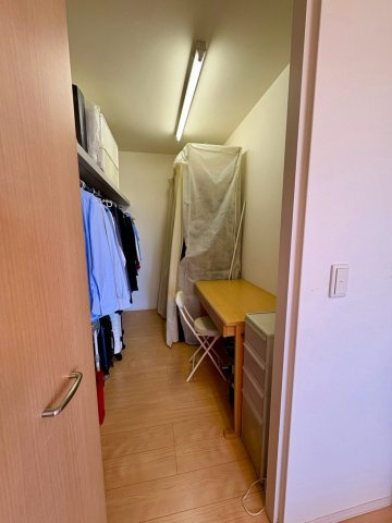「太陽光付きオール電化」高知市春野町南ヶ丘　中古一戸建ての収納|収納力のある広々ウォークインクローゼットで、片付けもラクラク◎