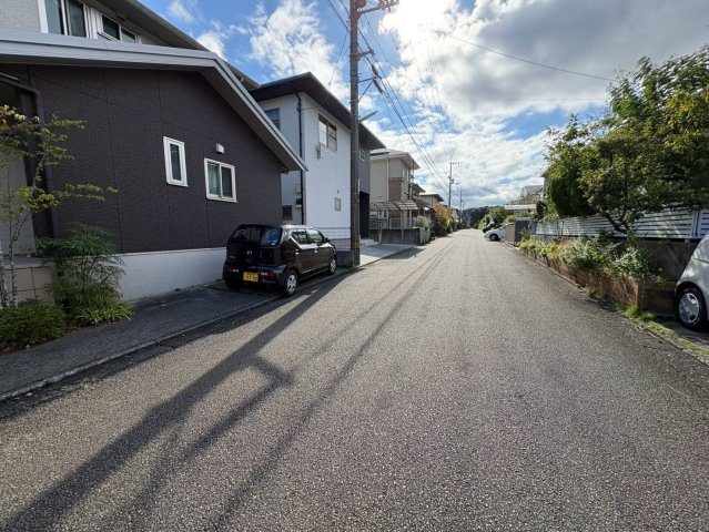 「太陽光付きオール電化」高知市春野町南ヶ丘　中古一戸建ての前面道路含む現地写真
