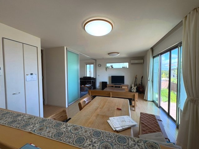 「太陽光付きオール電化」高知市春野町南ヶ丘　中古一戸建ての居間・リビング|18帖のゆったり広々としたリビングダイニング♪