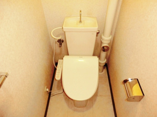 温水洗浄便座付きのトイレです♪