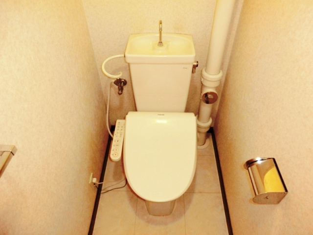 温水洗浄便座付きのトイレです♪