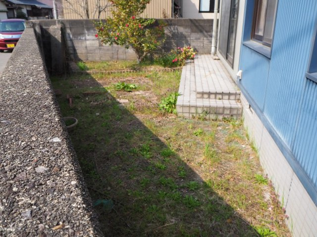 大野市泉町　屋上のあるお家の庭
