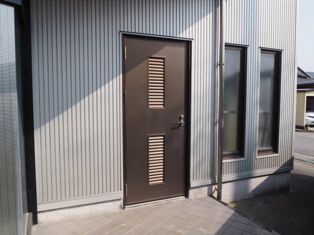 大野市泉町　屋上のあるお家の玄関