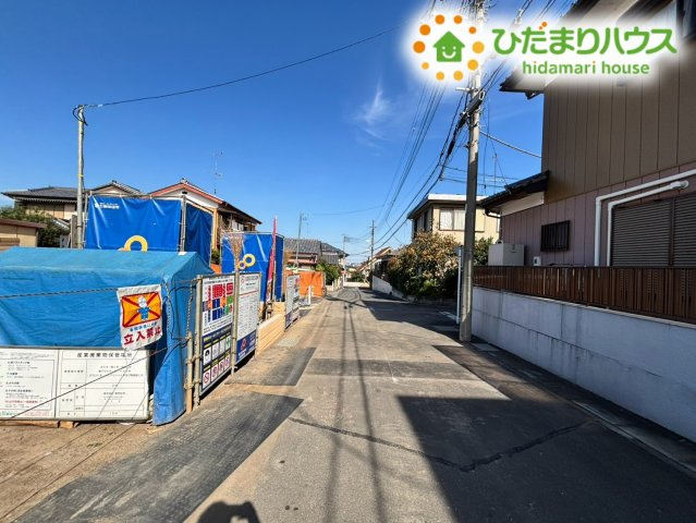 深谷市緑ケ丘　2期　新築一戸建て　ブルーミングガーデン　01の前面道路含む現地写真