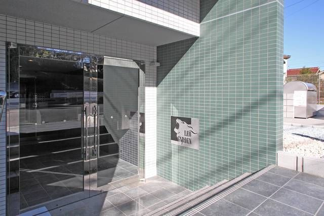 レオ四拾六番館のエントランス