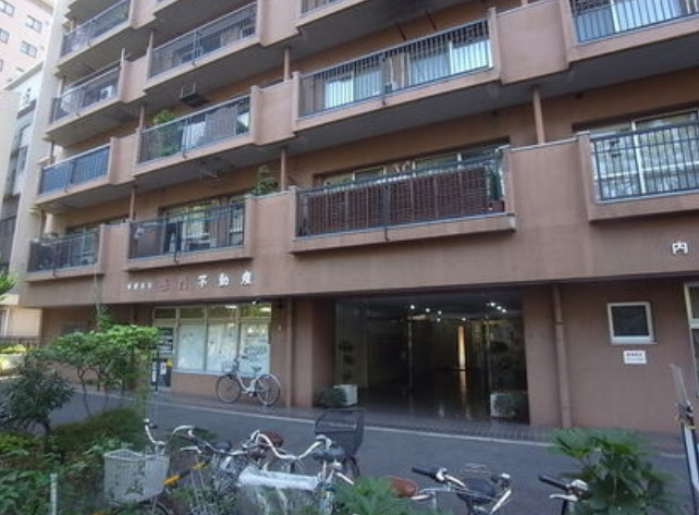 赤門ロイヤルハイツのエントランス