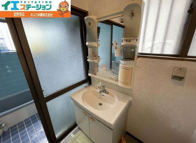真栄原３丁目　戸建ての独立洗面台|※画像はAI処理により家具を消去しています