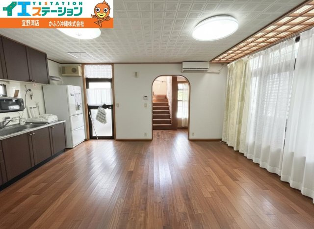 真栄原３丁目　戸建ての居間・リビング|※画像はAI処理により家具を消去しています