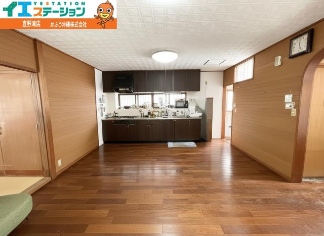 真栄原３丁目　戸建ての居間・リビング|※画像はAI処理により家具を消去しています