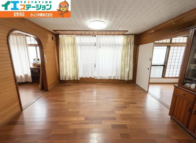真栄原３丁目　戸建ての居間・リビング|※画像はAI処理により家具を消去しています
