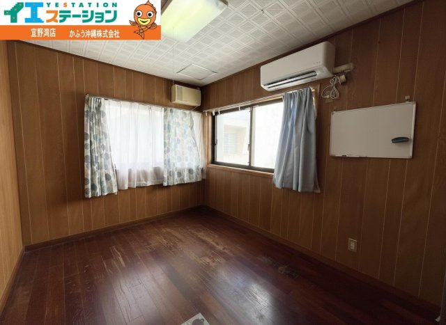 真栄原３丁目　戸建ての洋室|※画像はAI処理により家具を消去しています