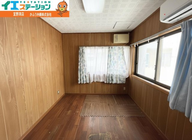 真栄原３丁目　戸建ての洋室|※画像はAI処理により家具を消去しています