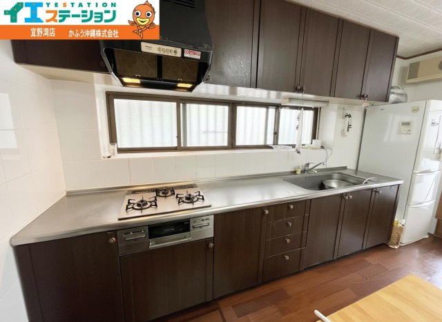 真栄原３丁目　戸建てのキッチン|※画像はAI処理により家具を消去しています
