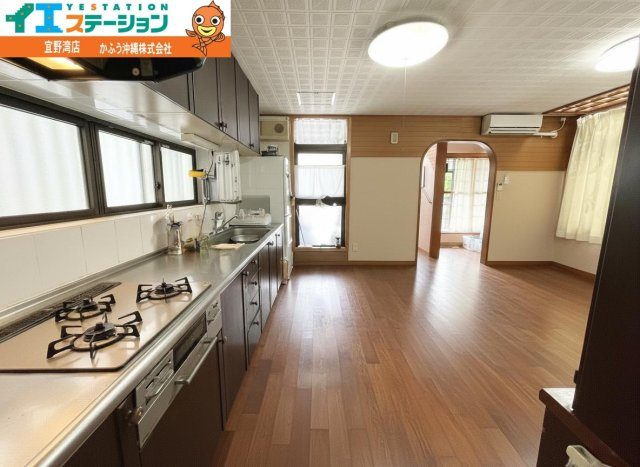 真栄原３丁目　戸建てのキッチン|※画像はAI処理により家具を消去しています