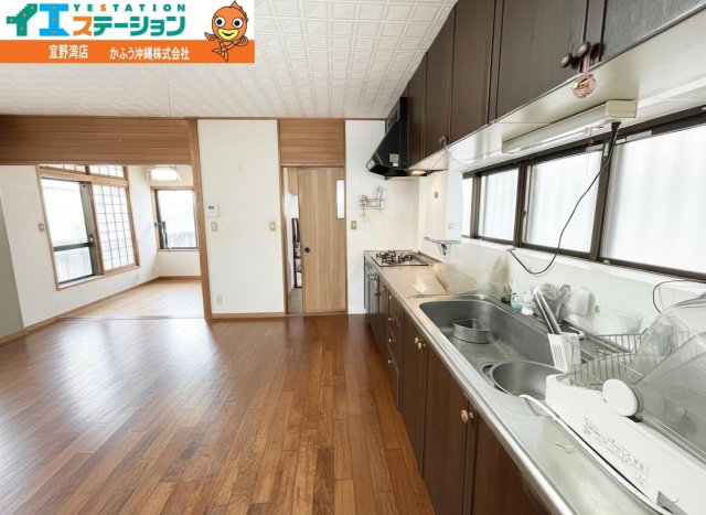 真栄原３丁目　戸建てのキッチン|※画像はAI処理により家具を消去しています