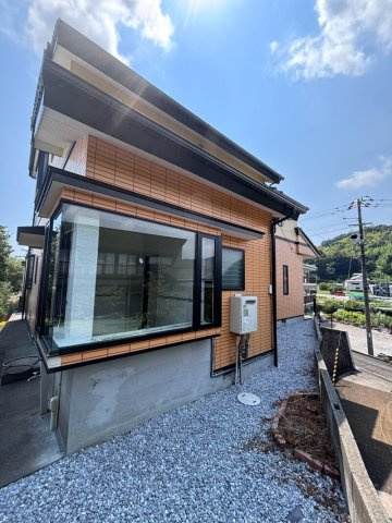 「綺麗な芝生の庭付」高知市福井町　中古一戸建ての外観|印象的な大きな窓が目を引くスタイリッシュな外観。緑の景観と光を贅沢に取り込むこだわりの住まいです。