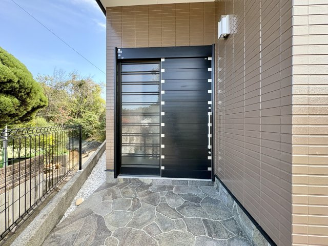 「掘りごたつ付の和室あり」高知市福井町　中古一戸建ての玄関|重厚感と清潔感を兼ね備えた玄関ドア。ポーチ部分もゆとりがあり出入りスムーズ。