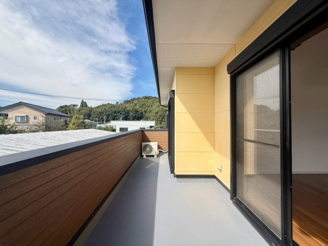 「掘りごたつ付の和室あり」高知市福井町　中古一戸建てのバルコニー|陽当たり・通風良好なバルコニー。広々とした設計で布団干しにも重宝します。