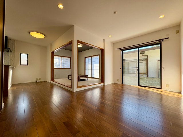「掘りごたつ付の和室あり」高知市福井町　中古一戸建ての居間・リビング|奥行きと開放感あふれるLDK。キッチンからリビングと隣接する和室全体を見渡せる安心のレイアウト。