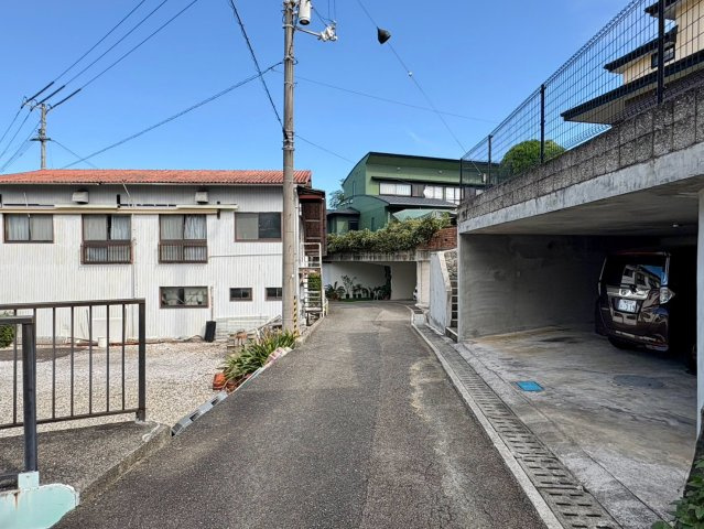 「掘りごたつ付の和室あり」高知市福井町　中古一戸建ての前面道路含む現地写真|前面道路からの出入りもスムーズ。周辺は交通量が少なく落ち着いた住環境です。