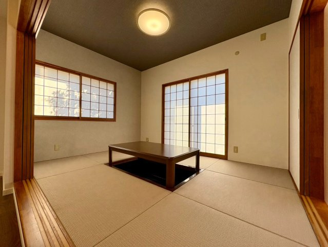 「掘りごたつ付の和室あり」高知市福井町　中古一戸建ての和室|和室を中心に家中が見渡せる開放的な間取り。家族の気配を感じながら穏やかに過ごせる心地よい空間。