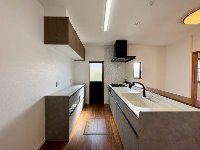「掘りごたつ付の和室あり」高知市福井町　中古一戸建てのキッチン|背面カップボード＆吊戸棚付きで収納力抜群。勝手口もあり明るく快適にお料理できます。