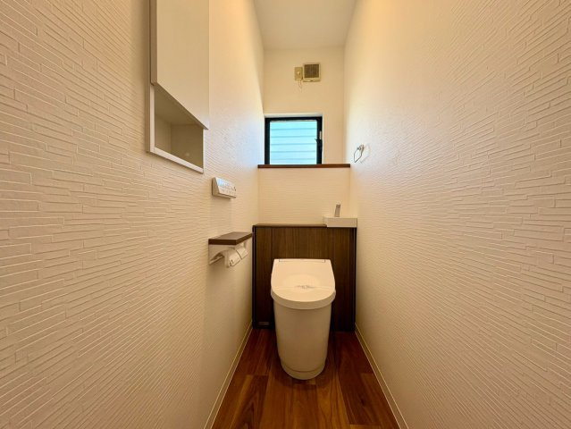 「掘りごたつ付の和室あり」高知市福井町　中古一戸建てのトイレ|小窓から自然光が差し込む清潔感のあるトイレ。手洗い場や収納を備えた機能的で落ち着く空間です。