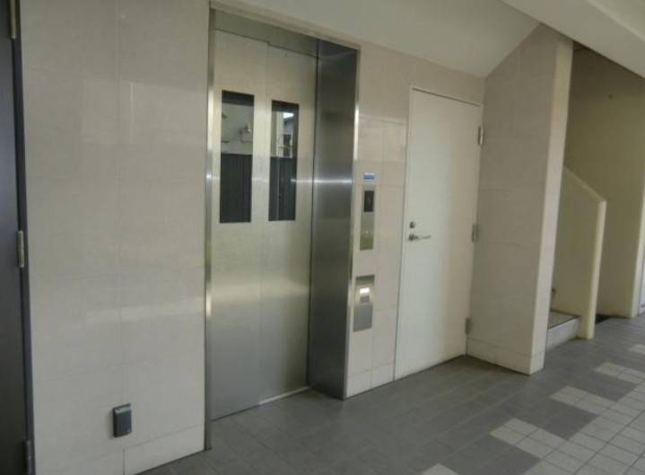 船橋市本町２丁目の賃貸マンションのエントランス