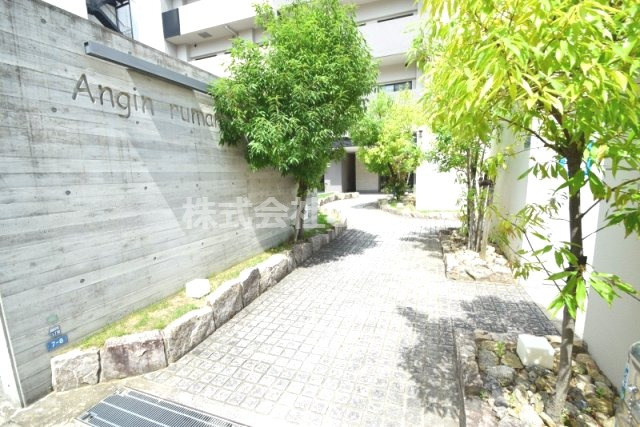 東大阪市御厨栄町１丁目の賃貸マンションのエントランス