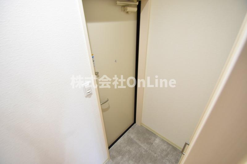 東大阪市御厨南２丁目のアパートの玄関