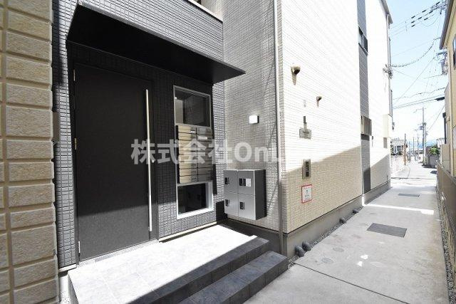 東大阪市吉松１丁目のアパートのエントランス