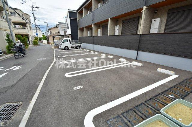 東大阪市南四条町のアパートの駐車場
