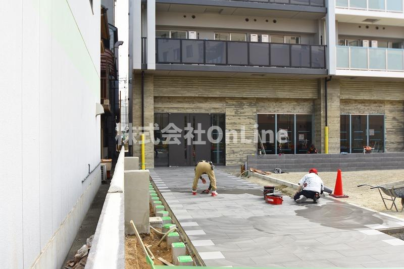東大阪市長瀬町１丁目の賃貸マンションのエントランス