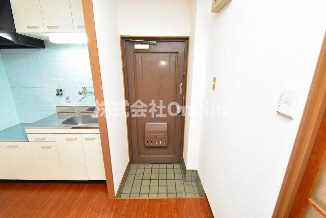 東大阪市俊徳町４丁目の賃貸マンションの玄関