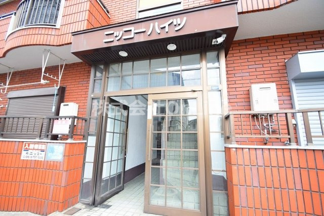 東大阪市俊徳町４丁目の賃貸マンションのエントランス