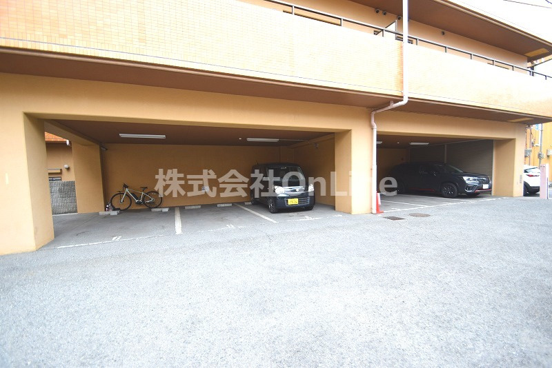 東大阪市足代北２丁目の賃貸マンションの駐車場