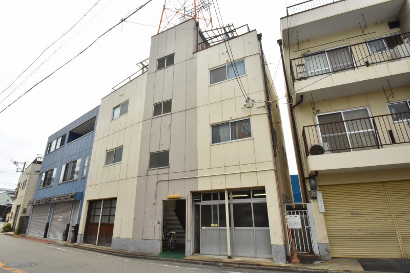 東大阪市荒本西４丁目の賃貸マンションのエントランス
