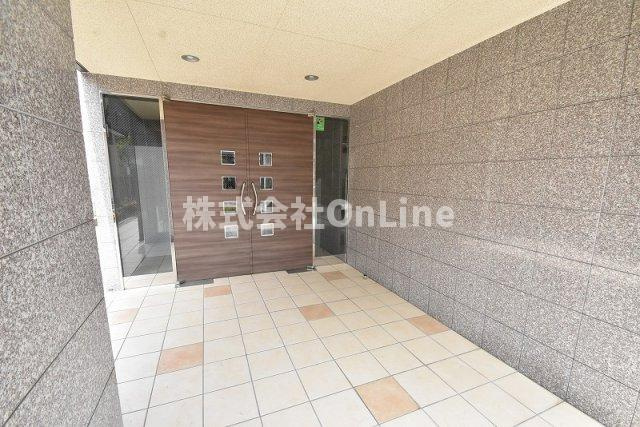 東大阪市菱江３丁目の賃貸マンションのエントランス