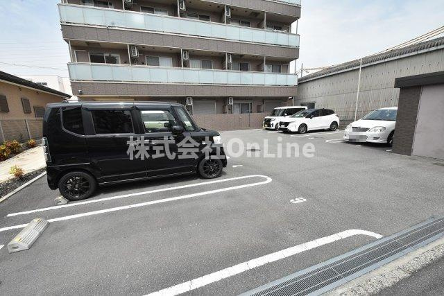 東大阪市菱江３丁目の賃貸マンションの駐車場