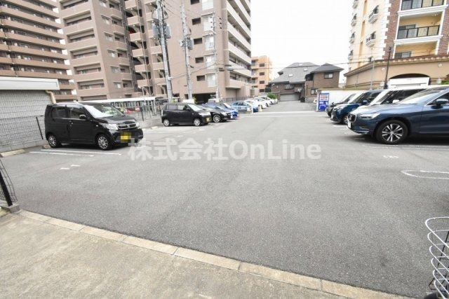 東大阪市荒本新町の賃貸マンションの駐車場
