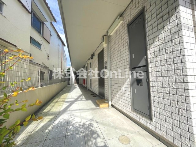 東大阪市御厨３丁目のアパートのエントランス