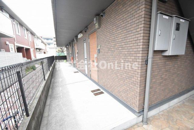 東大阪市花園東町２丁目のアパートのエントランス