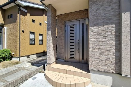 岸和田市上松町1丁目　中古戸建の玄関