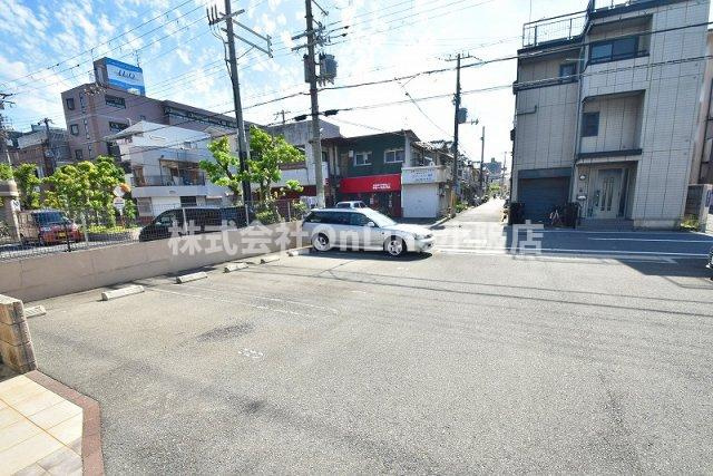 東大阪市西堤本通東２丁目のアパートの駐車場
